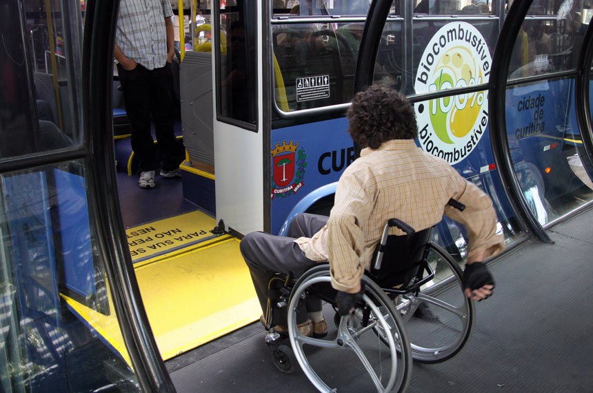 Curitiba encerra o segundo semestre de 2012 com 95,6% de acessibilidade no transporte coletivo. Este é o maior índice de acessibilidade em transporte público do país. Foto: Cesar Brustolin/SMCS (arquivo)