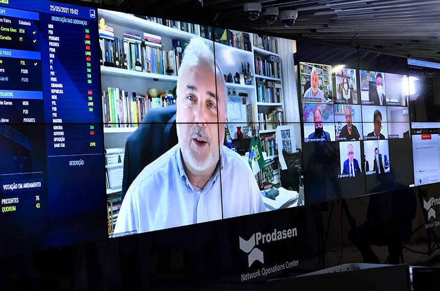Sessão Deliberativa Remota (SDR) do Senado Federal realizada a partir da sala de controle da Secretaria de Tecnologia da Informação (Prodasen).   Na ordem do dia, 04 itens: PLV 8/2021 (proveniente da MP 1.018/2020) que dispõe sobre valores de taxa e contribuições relativas a telecomunicações, radiodifusão e indústria cinematográfica; PL 4.909/2020 que altera a Lei de diretrizes e bases da educação, para dispor sobre a modalidade de educação bilíngue de surdos; PL 5.228/2019 que institui a Nova Lei do Primeiro Emprego - Lei Bruno Covas; e PDL 74/2020 que aprova o texto do Acordo sobre Serviços Aéreos entre o Governo da República Federativa do Brasil e o Governo da República do Equador, celebrado em Quito, em 2 de maio de 2013.  Líder da Minoria no Senado, senador Jean Paul Prates (PT-RN) em pronunciamento via videoconferência.   Foto: Waldemir Barreto/Agência Senado