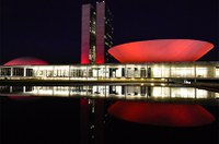 Congresso é iluminado de vermelho em alusão ao Dia Mundial de Combate à AIDS