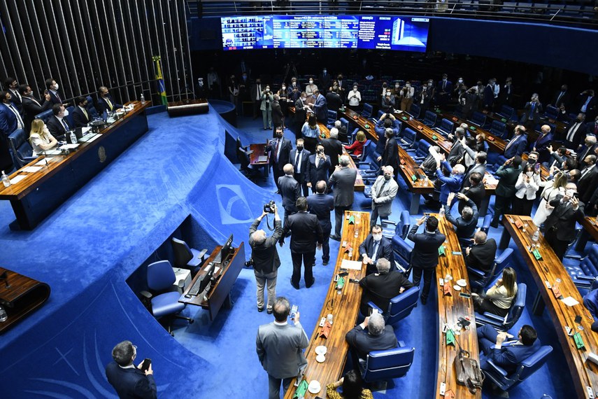 Momento em que o painel eletrônico do Plenário revelou o placar da votação de André Mendonça