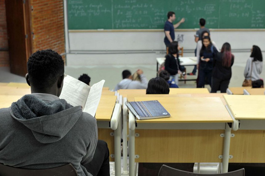 UnB foi a primeira universidade federal a adotar sistema de cotas raciais   UnB reserva vagas para negros desde o vestibular de 2004   Percentual de negros com diploma cresceu quase quatro vezes desde 2000, segundo IBGE
