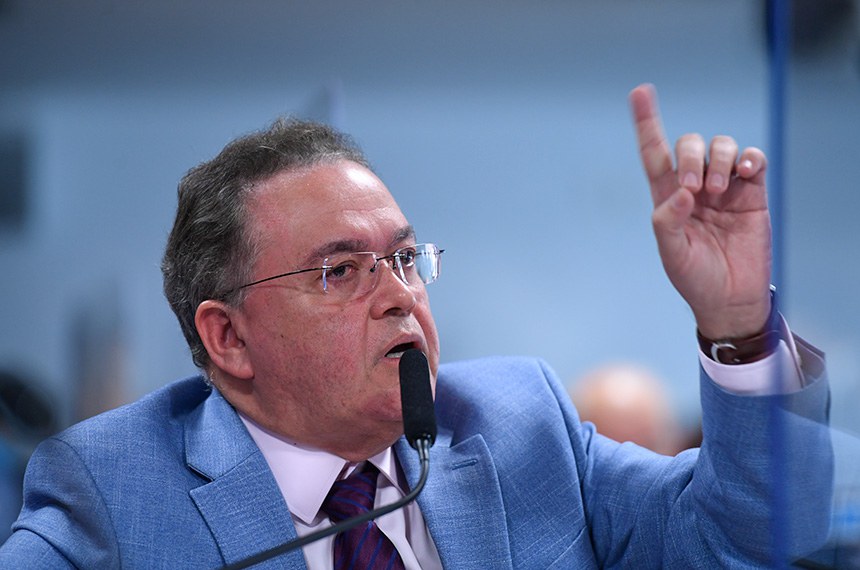 Comissão de Constituição, Justiça e Cidadania (CCJ) realiza reunião semipresencial com 14 itens. Entre eles, a proposta da Lei Geral do Esporte, o PLS 68/2017. Também estão na pauta a PEC 10/2021, que concede benefícios fiscais para empresas de tecnologia, e o PLC 66/2014, que torna gratuita emissão de segunda via de documentos que tenham sido furtados, roubados ou destruídos para pessoas que recebem até um salário mínimo. À bancada, em pronunciamento, relator do PLS 68/201, senador Roberto Rocha (PSDB-MA. Foto: Edilson Rodrigues/Agência Senado