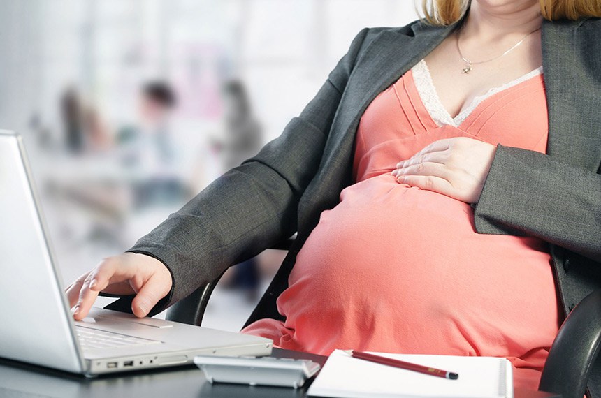 Grávida trabalhando durante a gravidez