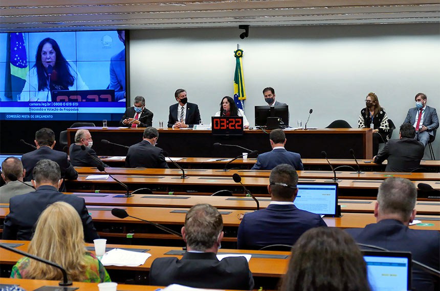 Comissão Mista de Planos, Orçamentos Públicos e Fiscalização (CMO) retoma reunião para analisar crédito especial de R$ 132,3 milhões a gasoduto e refinarias de Mataripe (BA) e de Manaus (PLN 19/2021). Também está na pauta o relatório do Comitê de Avaliação, Fiscalização e Controle da Execução Orçamentária para o Orçamento de 2022.  Mesa:  deputado José Guimarães (PT-CE);  deputado Dagoberto Nogueira (PDT-MS); presidente da CMO, senadora Rose de Freitas (MDB-ES) - em pronunciamento; secretário da comissão, Walbinson Tavares de Araújo.   Foto: Roque de Sá/Agência Senado