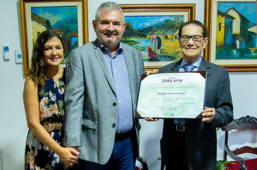Divaldo Franco é homenageado pelo Senado com a Comenda Zilda Arns — Senado  Notícias