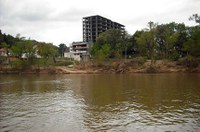 Sancionada com vetos lei que permite edificações às margens de rios e lagos em área urbana