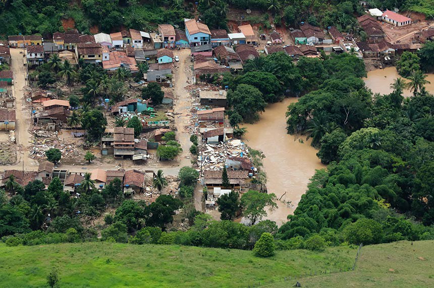 12/12/2021 Sobrevoo em áreas atingidas por enchentes no Estado da Bahia (Porto Seguro - BA, 12/12/2021) Presidente Bolsonaro sobrevoa áreas atingidas por enchentes no Estado da Bahia.  Foto: Isac Nóbrega/PR