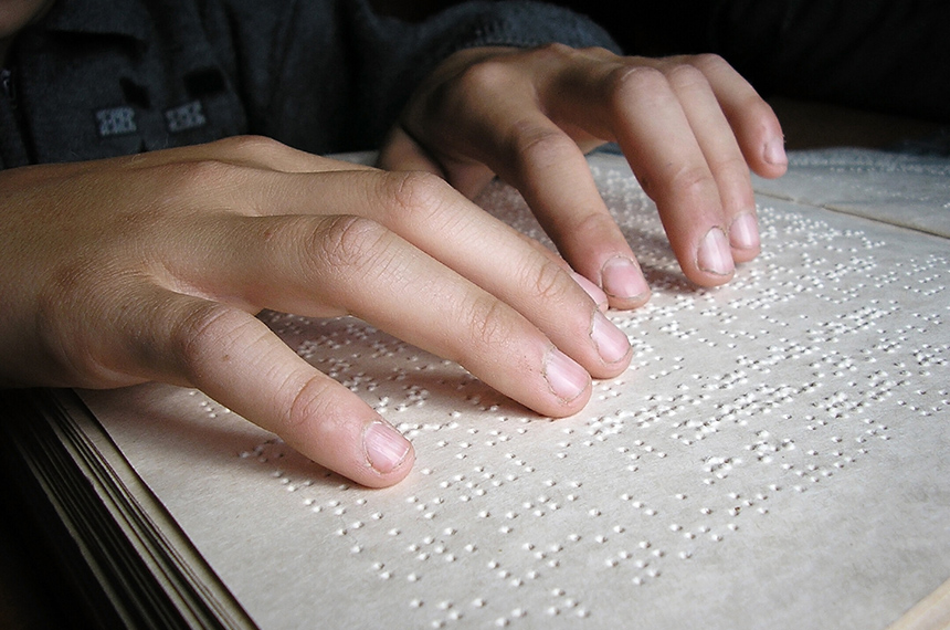 Saiba a importância da alfabetização em braille para os deficientes visuais  