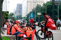 Com vetos parciais, é sancionada lei que protege entregadores de aplicativos