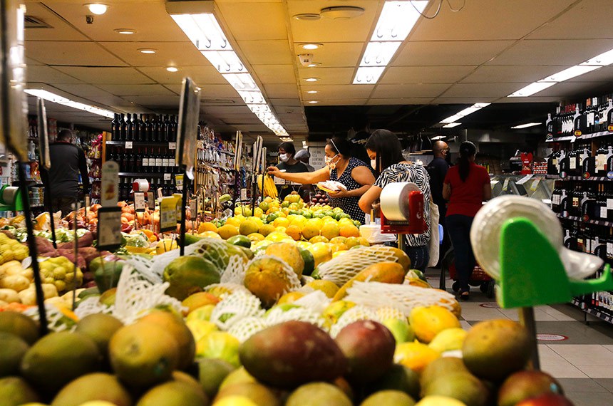 20.05.2020 Pessoas usam máscaras de proteção em supermercado na zona sul do Rio de Janeiro.