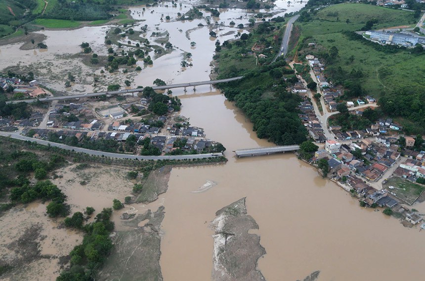 Estradas distruídas e cidade Itamaraju alagada devido às chuvas na  Bahia.
