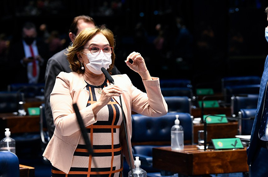 Sessão deliberativa extraordinária do Plenário do Senado Federal. Na ordem do dia, o Projeto de Lei (PL) 4.372/2020, que regulamenta o Fundo de Manutenção e Desenvolvimento da Educação Básica e de Valorização dos Profissionais da Educação (Fundeb); os projetos de lei 4.998/2020 e 5.217/2020, que tratam do registro e rastreio eletrônico de vacinas; o PL 2.963/2019, que cria regras para a aquisição, posse e cadastro de propriedade rural por estrangeiros; e o PLP 101/2020, cujo objetivo é mudar as regras atuais para permitir que estados e municípios renegociem suas dívidas em troca de ajustes fiscais em suas contas. Também estão na ordem do dia autoridades indicadas a postos diplomáticos, de direção de agências reguladoras e outros cargos, que foram aprovados pelas comissões temáticas; além de cinco mensagens do Executivo que autorizam a contratação de empréstimos externos. Em pronunciamento, à bancada, senadora Zenaide Maia (Pros-RN). Foto: Jefferson Rudy/Agência Senado