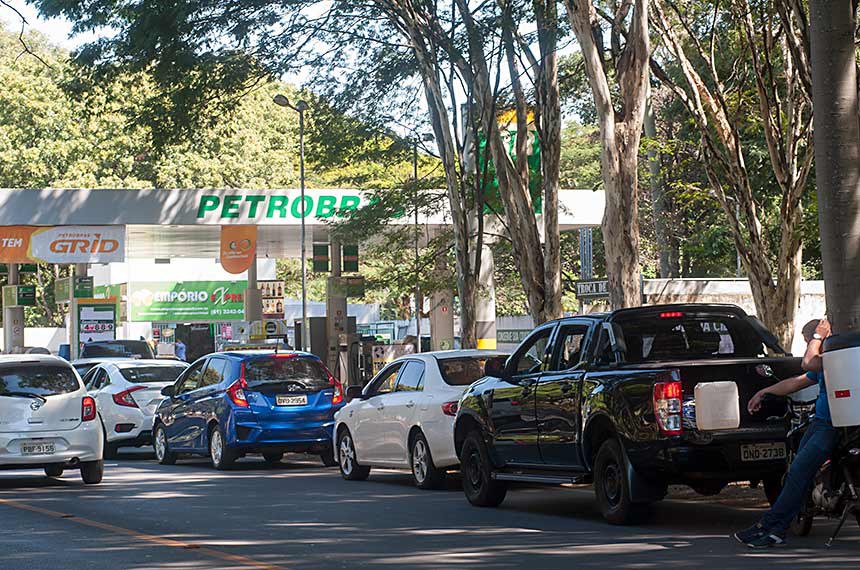 Combustíveis ficam mais caros após greve de caminhoneiros e população faz fila para abastecer.  Foto: Leopoldo Silva/Agência Senado