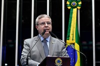 Na despedida, Anastasia diz que aprendeu no Senado o que significa democracia