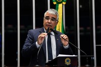 Girão critica exigência de passaporte vacinal e propõe debate sobre o assunto