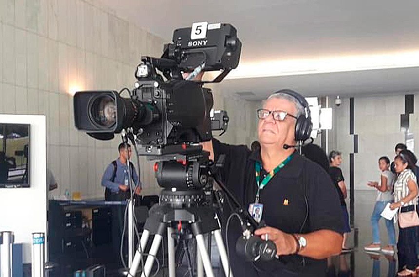 Carlos Alberto Pereira da Silva, repórter cinematográfico da TV Senado, que faleceu, vítima da covid-19, dará nome a estúdio da emissora
