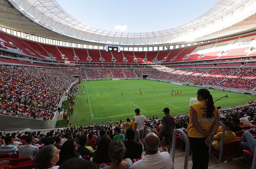 Estudo aponta que o futebol brasileiro mais exclui do que