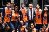 Senadores comemoram volta do programa Jovem Senador
