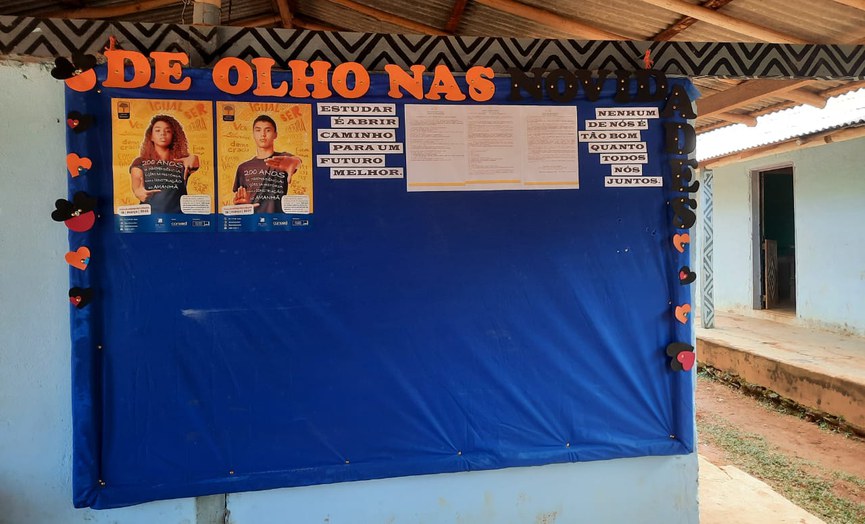 Cartazes do concurso de redações do Programa Jovem Senador estão expostos no mural de escola indígena de Uiramutã, cidade de Roraima na divisa com a Guiana