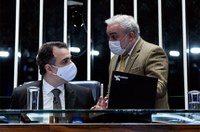 Em meio à alta do petróleo, Senado retoma discussão de PLs sobre combustíveis