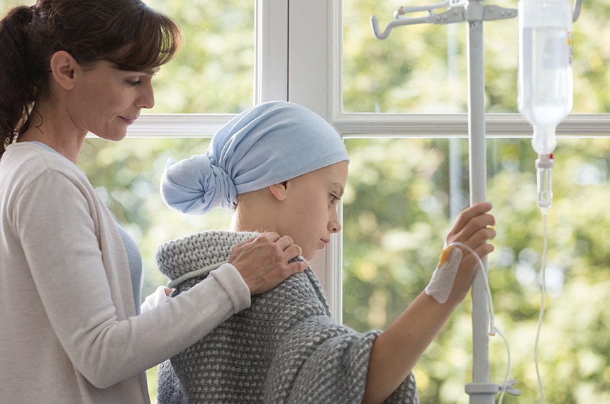 Jovem adolescente recebe tratamento hospitalar quimioterapia  Getty Images/iStockphoto