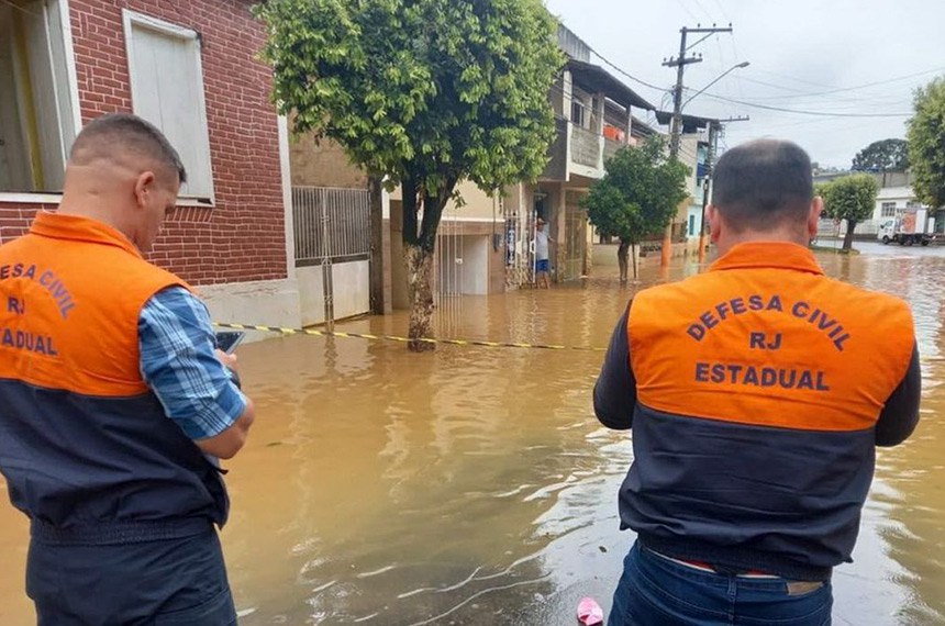 16.02.2022 Defesa Civil observa es tragos causados pela chuva em Petrópolis  CBMERJ