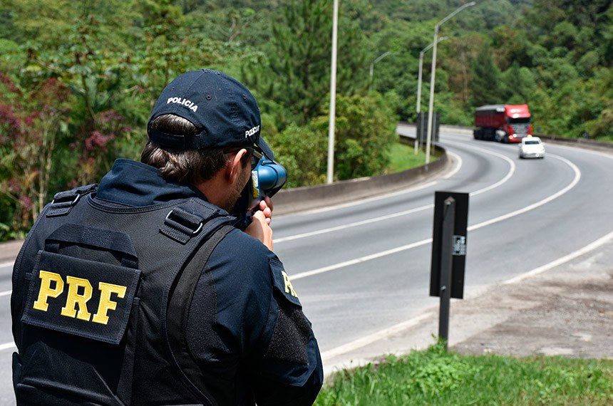 Policial rodoviário federal utiliza de radar móvel em ação de fiscalização na Serra do Mar (BR-376), em Guaratuba (PR) Ronda, estacionamento tático e operação de radar portátil controlador de velocidade.   Fotos: Fernando Oliveira/PRF