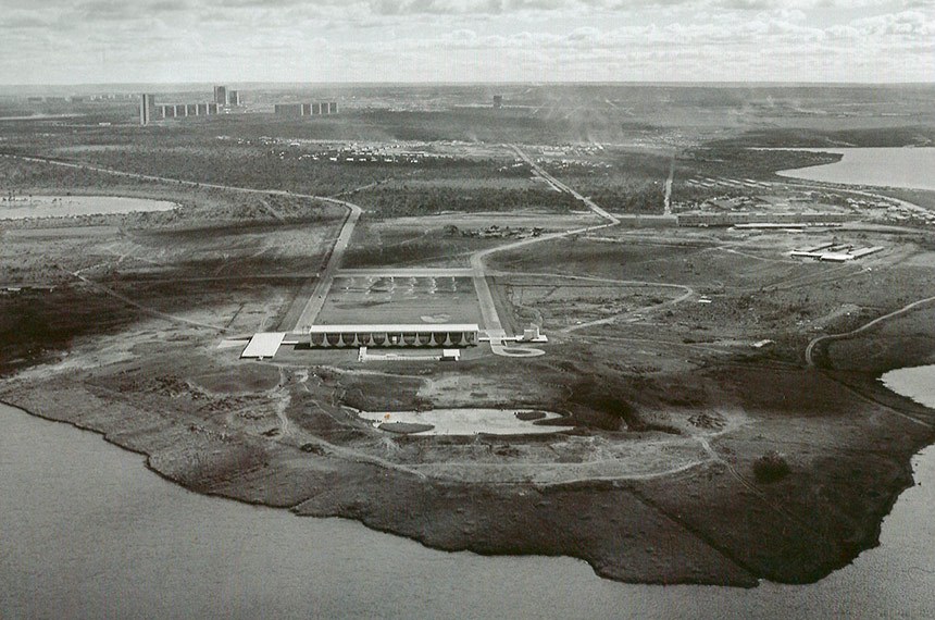 Brasília em construção, com o Palácio da Alvorada em primeiro plano