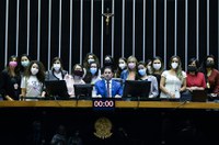 Promulgada lei para distribuição de absorventes às mulheres de baixa renda