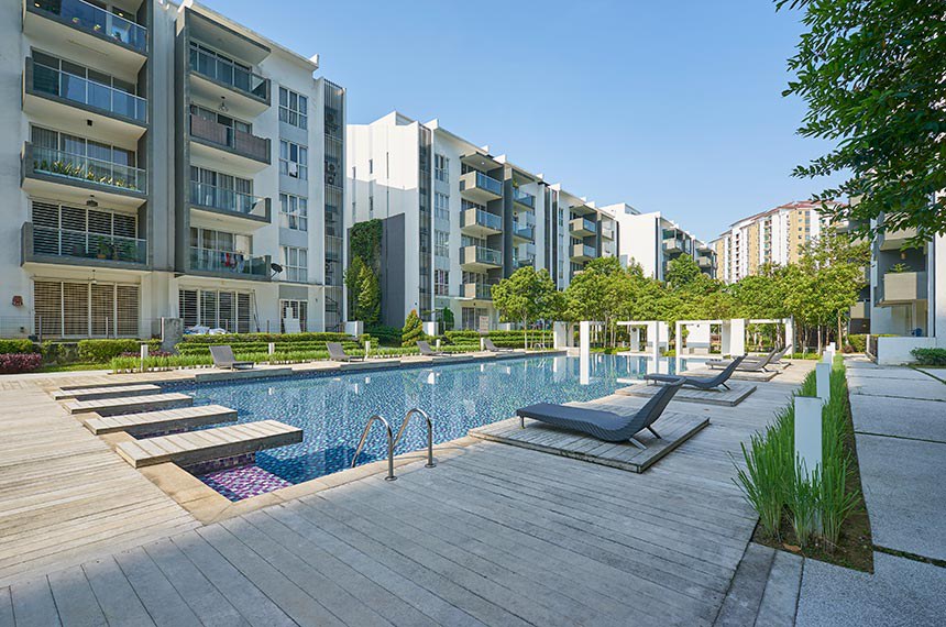 Condomínio residencial com piscina.    Getty Images/iStockphoto