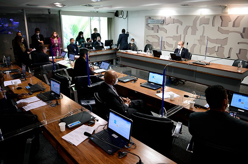 Comissão de Educação, Cultura e Esporte (CE) realiza  reunião 17 itens. Entre eles, o PL 2.486/2021, que regulamenta atividades dos profissionais de educação física.  Mesa: presidente da CE, senador Marcelo Castro (MDB-PI), conduz reunião.  Bancada: senador Confúcio Moura (MDB-RO);  senador Randolfe Rodrigues (Rede-AP), em pronunciamento; senador Vanderlan Cardoso (PSD-GO).  Foto: Pedro França/Agência Senado