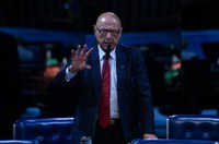 Esperidião Amin defende fundo para estabilizar preços de combustíveis