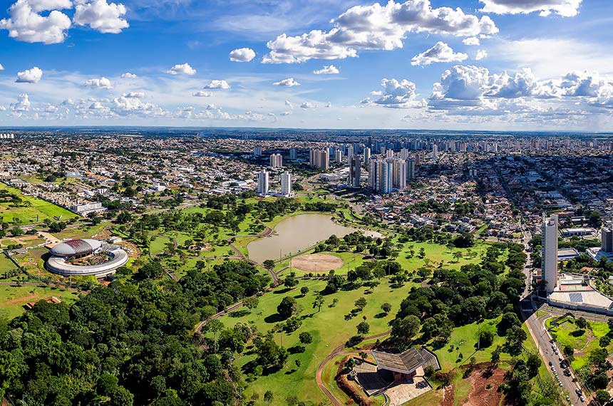 Vista panorâmica da cidade de Campo Grande (MS) com o parque  das nações indígenas em destaque  Vinicius Bacarin/iStockphotos