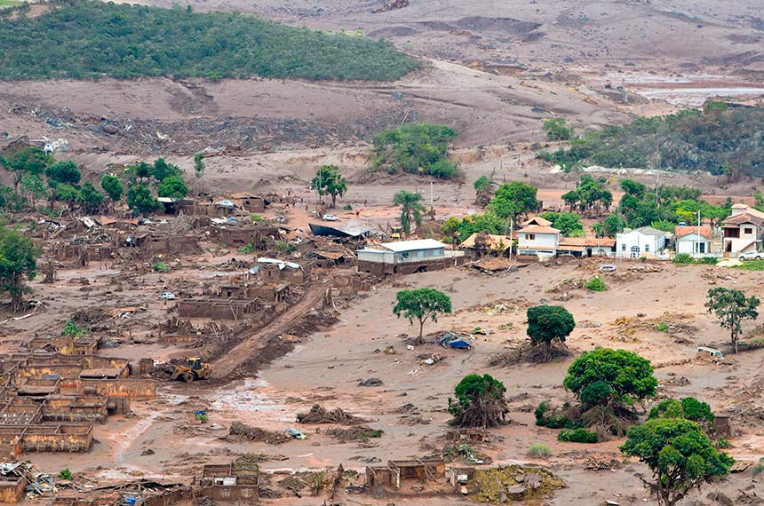 Área afetada pelo rompimento da barragem no distrito de Bento Rodrigues, zona rural de Mariana, em Minas Gerais.
