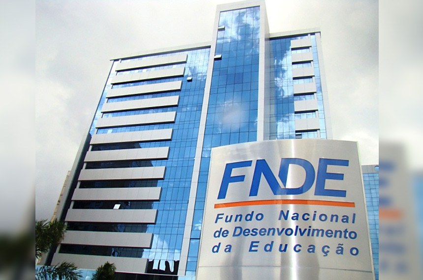 Placa na fachada do predio do FNDE em Brasilia  Foto: FNDE