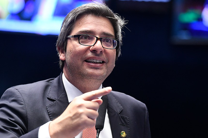 Plenário do Senado Federal durante sessão deliberativa extraordinária semipresencial.   O Plenário do Senado analisa uma pauta de votações com 11 itens. O primeiro deles é o PL 634/2022, que é um projeto de lei que modifica procedimentos relativos à alienação parental, prática em que o pai ou a mãe toma atitudes para colocar a criança ou o adolescente contra o outro genitor.   À bancada, em pronunciamento, senador Carlos Portinho (PL-RJ).   Foto: Jefferson Rudy/Agência Senado