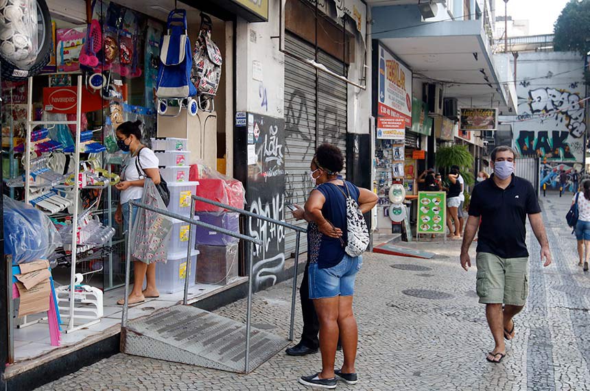 Rio de Janeiro - Lojas de rua na Tijuca funcionam em reabertura antecipada do comércio pela Prefeitura, com flexibilização das medidas de isolamento social pela pandemia do novo coronavírus (covid-19). (Fernando Frazão/Agência Brasil)
