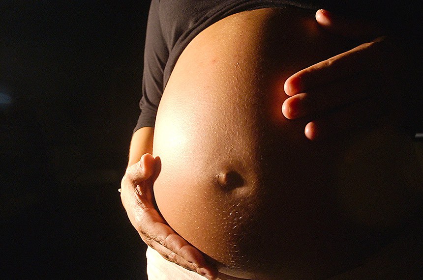 Foto de uma mulher grávida - Gravidez, gestação, gestante   