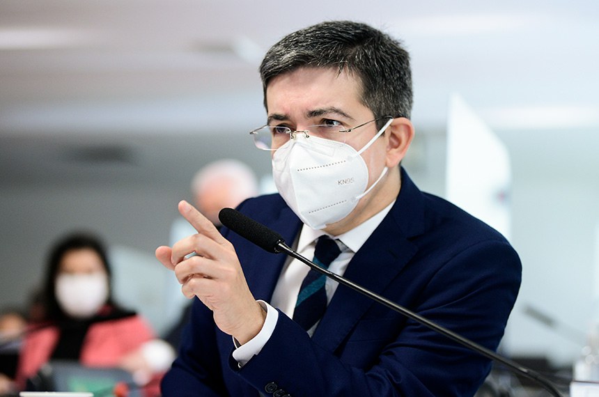 Comissão Parlamentar de Inquérito da Pandemia (CPIPANDEMIA) realiza oitiva da diretora técnica da Precisa Medicamentos, empresa que representa a Bharat Biotech no Brasil e que teria feito intermediação nas negociações para compra da vacina Covaxin.  O depoimento da diretora-executiva à CPI da Pandemia foi adiado para hoje (14) após a depoente afirmar estar “exausta” e sem condições psicológicas de falar à comissão na noite desta terça-feira (13). A depoente ainda está suportada por um habeas corpus que lhe dá o direito de silenciar sobre perguntas que possam incriminá-la.  Em pronunciamento, vice-presidente da CPIPANDEMIA, senador Randolfe Rodrigues (Rede-AP).  Foto: Pedro França/Agência Senado