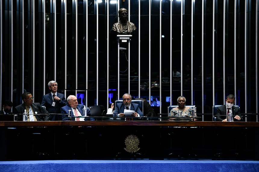 Plenário do Senado Federal durante sessão especial destinada a comemorar o dia do trabalhador, a abolição da escravatura e o dia do trabalhador rural. Mesa: diretor de Seguridade Social da Confederação Brasileira de Aposentados, Pensionistas e Idosos (Cobap), José Gilberto Gomes dos Santos; presidente da Associação Nacional dos Magistrados da Justiça do Trabalho (Anamatra), Luiz Antonio Colussi; requerente desta sessão de comemoração, senador Paulo Paim (PT-RS); secretária para Assuntos Raciais e Combate à Discriminação da Força Sindical e secretária de Relações Públicas da Confederação Nacional dos Trabalhadores Metalúrgicos (CNTM), Maria Rosângela Lopes; procurador do Trabalho, Paulo Douglas Almeida de Moraes. Foto: Edilson Rodrigues/Agência Senado