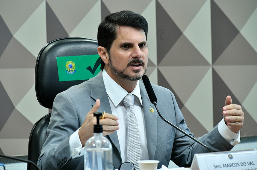 Comissão de Constituição, Justiça e Cidadania (CCJ) realiza audiência pública semipresencial para debater com especialistas o PL 3.723/2019, que altera o Estatuto do Desarmamento. Entre as disposições do estatuto estão regras para registro, posse e comercialização de armas de fogo e munição, além do Sistema Nacional de Armas (Sinarm). Em pronunciamento, à mesa, presidente em exercício da CCJ, senador Marcos do Val (Podemos-ES). Foto: Geraldo Magela/Agência Senado