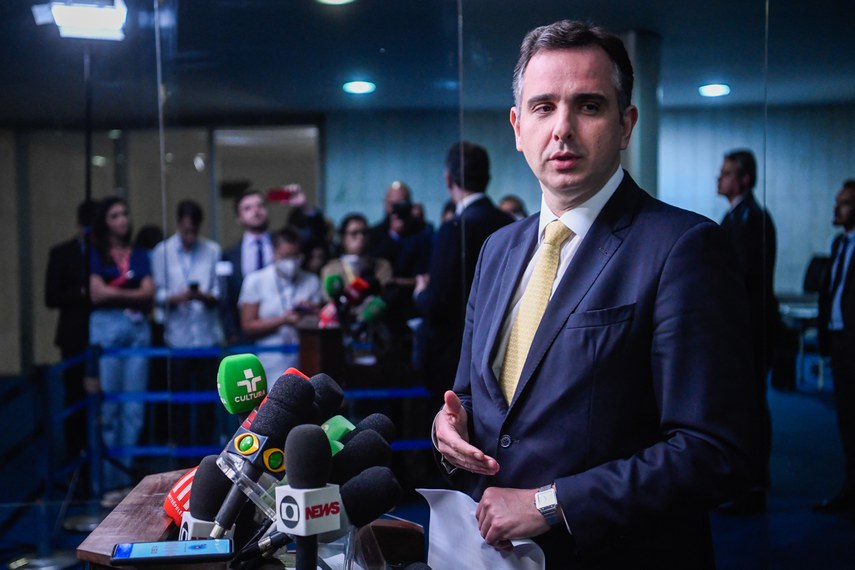 O presidente do Senado, Rodrigo Pacheco, durante entrevista coletiva na noite desta sexta-feira