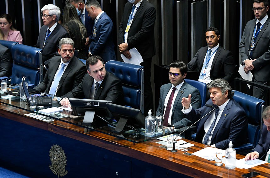 Plenário do Senado Federal durante sessão solene semipresencial do Congresso Nacional destinada à promulgação da Emenda Constitucional 122/2022, que aumenta o limite de idade para indicação de ministros de tribunais superiores e juízes de segunda instância. O limite passa dos atuais 65 para 70 anos de idade.  Mesa: presidente da Câmara dos Deputados, deputado Arthur Lira (PP-AL);  presidente do Senado Federal, senador Rodrigo Pacheco (PSD-MG); secretário-geral da Mesa do Senado Federal, Gustavo A. Sabóia Vieira; presidente do Supremo Tribunal Federal (STF), ministro Luiz Fux; presidente do Superior Tribunal de Justiça (STJ), ministro Humberto Martins.  Foto: Jefferson Rudy/Agência Senado