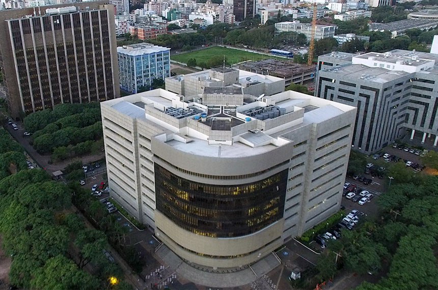 Imagem aérea da fachada do prédio do TRF4 em Porto Alegre.  Foto: Germano Preichardt/TRF4  