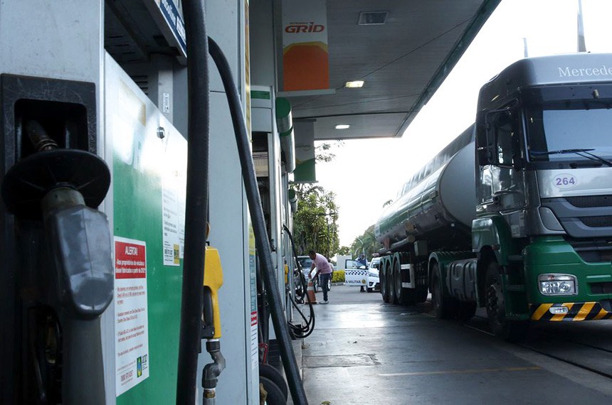 Caminhão-tanque abastece posto de combustivel no Plano Piloto, região central da capital. Foto.: Marcelo Camargo/ Agência Brasil