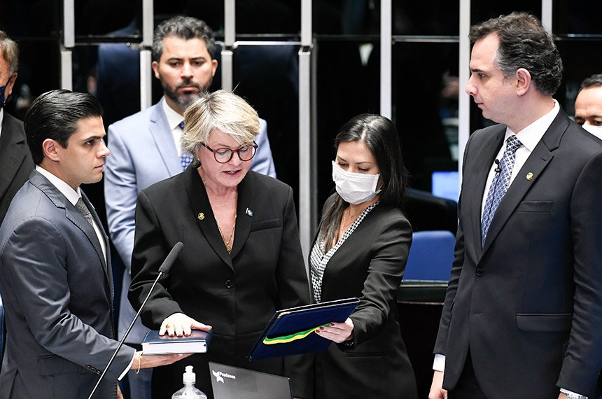 Plenário do Senado Federal durante sessão deliberativa ordinária semipresencial. Ordem do dia.  Na pauta, o PL 1.070/2021, projeto de lei que cria a Campanha Junho Verde de conscientização sobre conservação dos ecossistemas e controle da poluição e da degradação ambiental. O projeto inclui a Campanha Junho Verde na Política Nacional de Educação Ambiental (Lei 9.795, de 1999).   Toma posse e faz a leitura do compromisso regimental Margareth Gettert Buzetti, primeira suplente do senador Carlos Fávaro, da representação do Estado de Mato Grosso, convocada em virtude das licenças do titular.  Mesa:  secretário-geral da Mesa do Senado Federal, Gustavo A. Sabóia Vieira; senadora Margareth Buzetti (PP-MT); secretária-geral-adjunta da Mesa do Senado Federal, Sabrina Silva Nascimento; presidente do Senado Federal, senador Rodrigo Pacheco (PSD-MG); senador Marcos Rogério (PL-RO).  Foto: Jefferson Rudy/Agência Senado