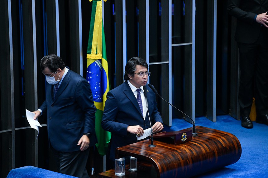 Plenário do Senado Federal durante sessão deliberativa ordinária semipresencial.   Na ordem do dia, projeto que institui o Programa Nacional de Apoio à Aquisição de Habitação para Profissionais da Segurança Pública, o Habite Seguro (PLV 1/2022, proveniente da MP 1.070/2021).  Em discurso, à tribuna, senador Giordano (MDB-SP).  Ao fundo, senador Eduardo Braga (MDB-AM).  Foto: Marcos Oliveira/Agência Senado