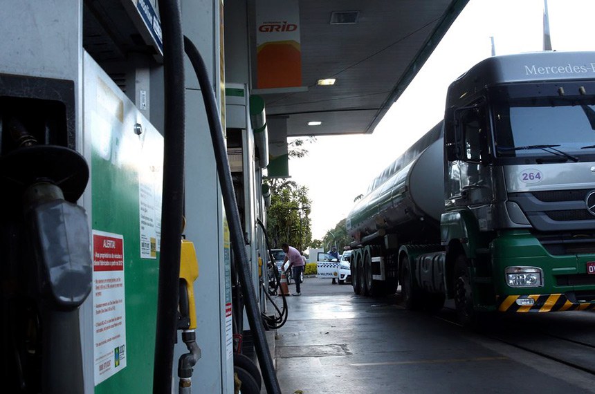 Caminhão-tanque abastece posto de combustivel no Plano Piloto, região central da capital