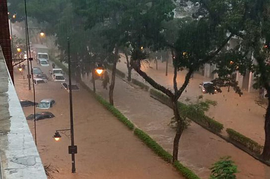 Forte chuva causa alagamento em Petrópolis (RJ).  Foto: Reprodução