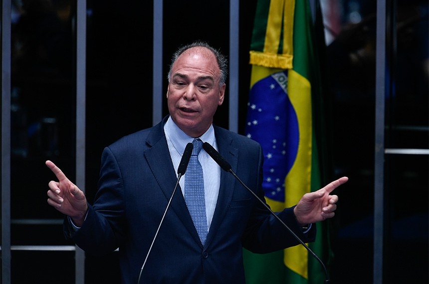 Plenário do Senado Federal durante sessão deliberativa extraordinária semipresencial.   Na ordem do dia, o PLP 18/2022, que fixa um teto de 17% para o Imposto Sobre Circulação de Mercadorias e Serviços (ICMS) dos combustíveis com o objetivo de tentar conter o aumento dos preços desses itens.   Em discurso, à tribuna, relator do PLP 18/2022, senador Fernando Bezerra Coelho (MDB-PE).  Foto: Edilson Rodrigues/Agência Senado